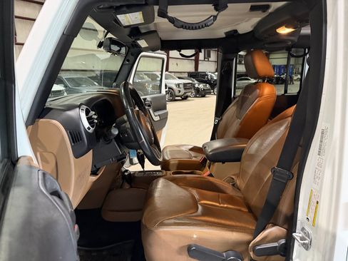 Used 2014 Jeep Wrangler Unlimited Sahara w/ Connectivity Group AWD/4WD image 13