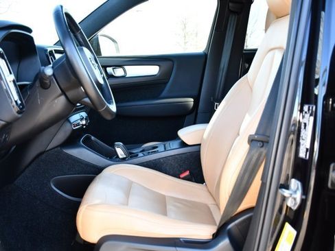 Used 2019 Volvo XC40 T5 Momentum image 11