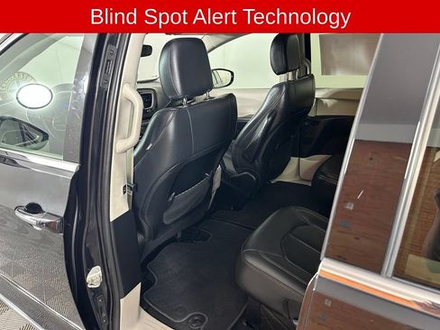 Used 2017 Chrysler Pacifica Touring-L FWD image 12