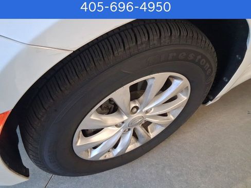 Used 2018 Chrysler Pacifica Touring-L image 9