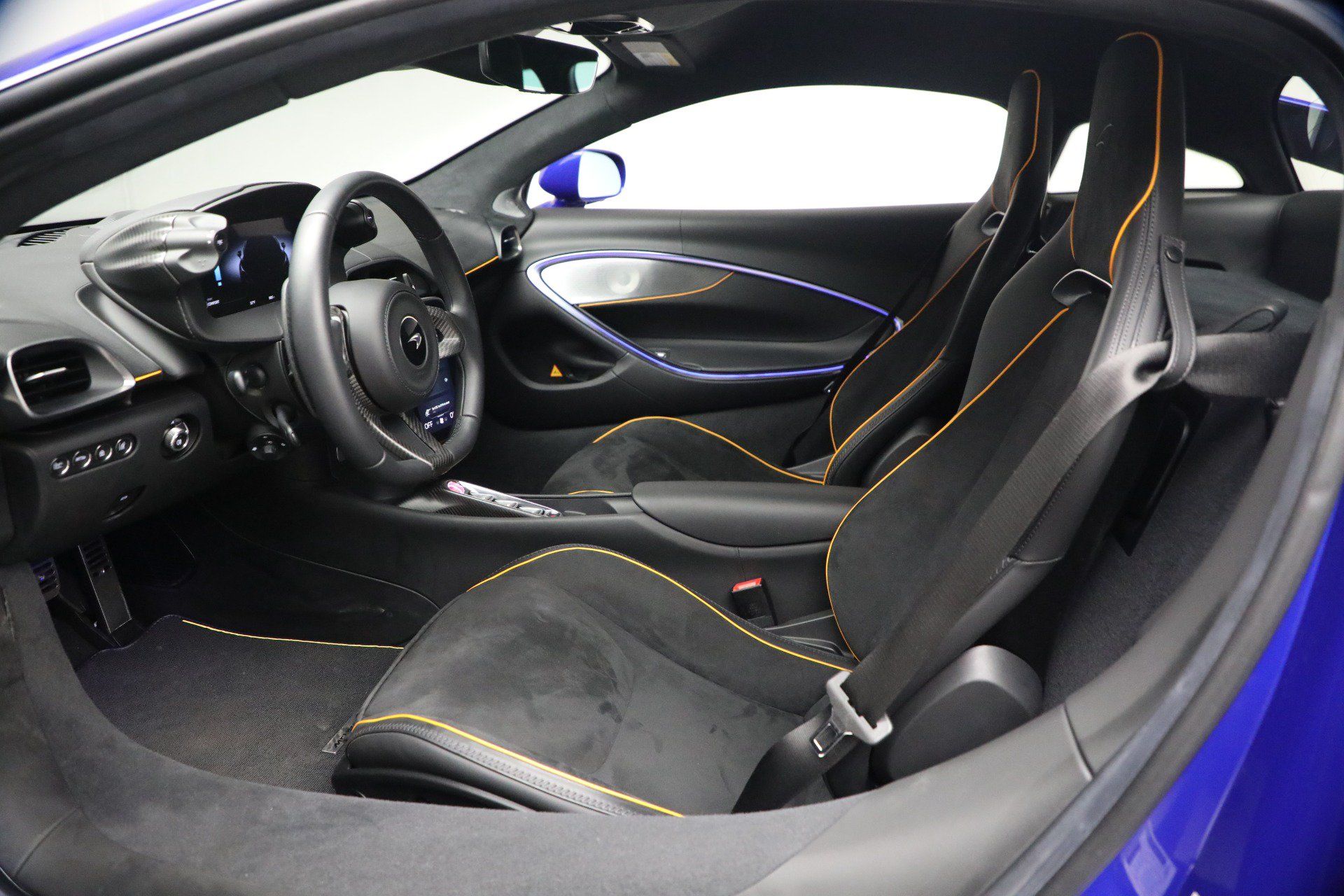 Used 2024 McLaren Artura RWD image 22