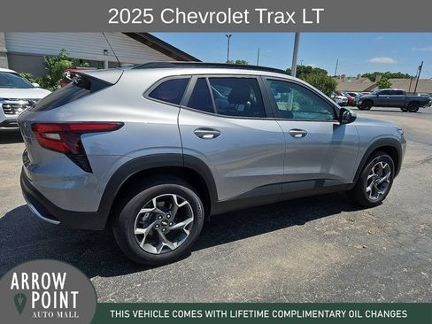 Used 2025 Chevrolet Trax LT w/ LT Convenience Package FWD image 12