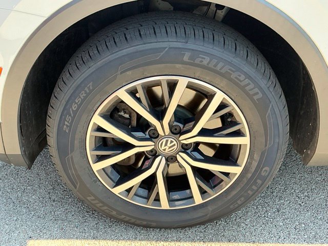 Used 2020 Volkswagen Tiguan SE w/ Panoramic Sunroof Package AWD/4WD image 5