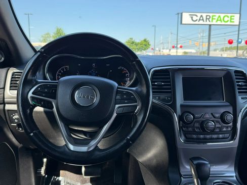 Used 2019 Jeep Grand Cherokee Laredo AWD/4WD image 22