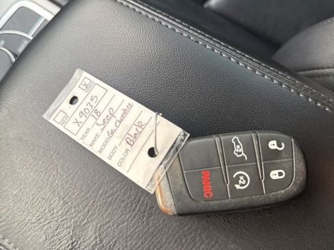 Used 2018 Jeep Grand Cherokee Limited image 21