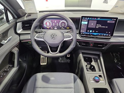 New 2026 Volkswagen Tiguan SE R-Line FWD image 15