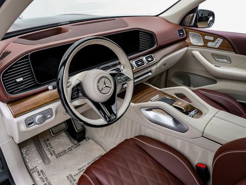 Used 2024 Mercedes-Benz Maybach GLS 600 4MATIC image 5