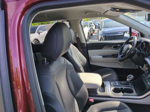 Used 2023 Kia Carnival LX FWD image 44
