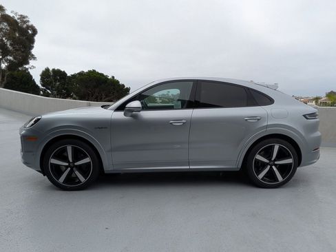 New 2025 Porsche Cayenne Turbo image 2