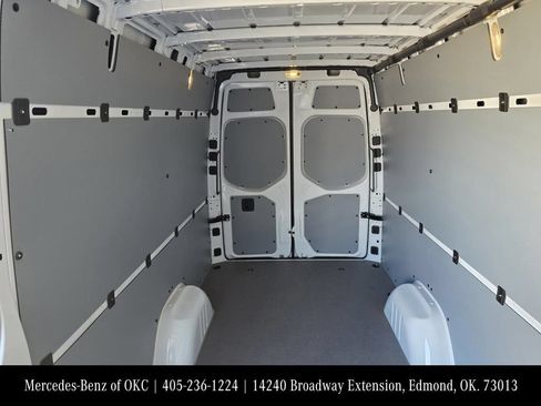 Used 2025 Mercedes-Benz Sprinter 2500 image 11