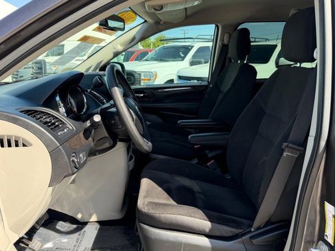 Used 2018 Dodge Grand Caravan SE w/ UConnect Hands-Free Group image 17