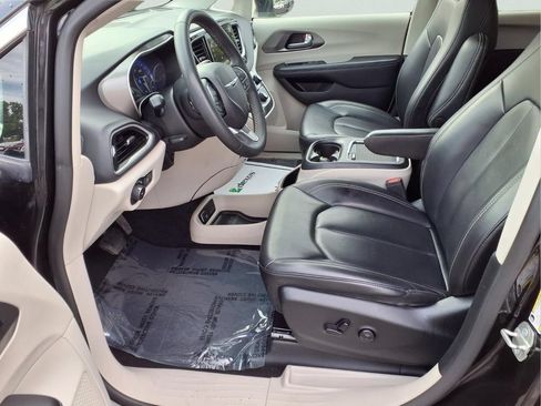 Used 2023 Chrysler Pacifica Touring-L FWD image 20