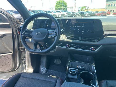 Used 2025 Chevrolet Equinox RS FWD image 46