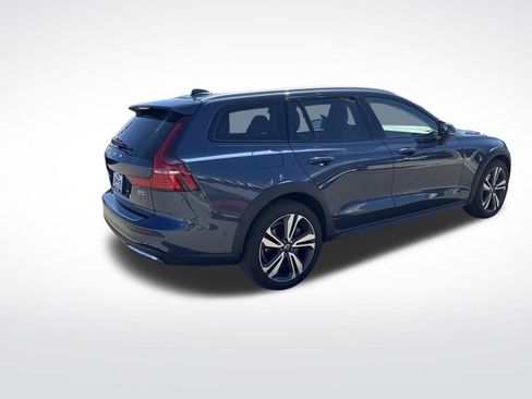 Used 2023 Volvo V60 B5 Cross Country Plus w/ Climate Package image 5