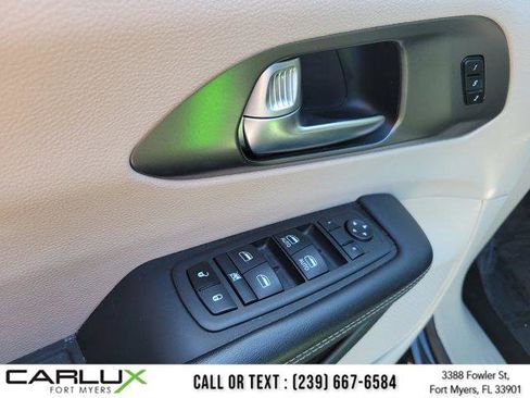Used 2023 Chrysler Pacifica Touring-L FWD image 23