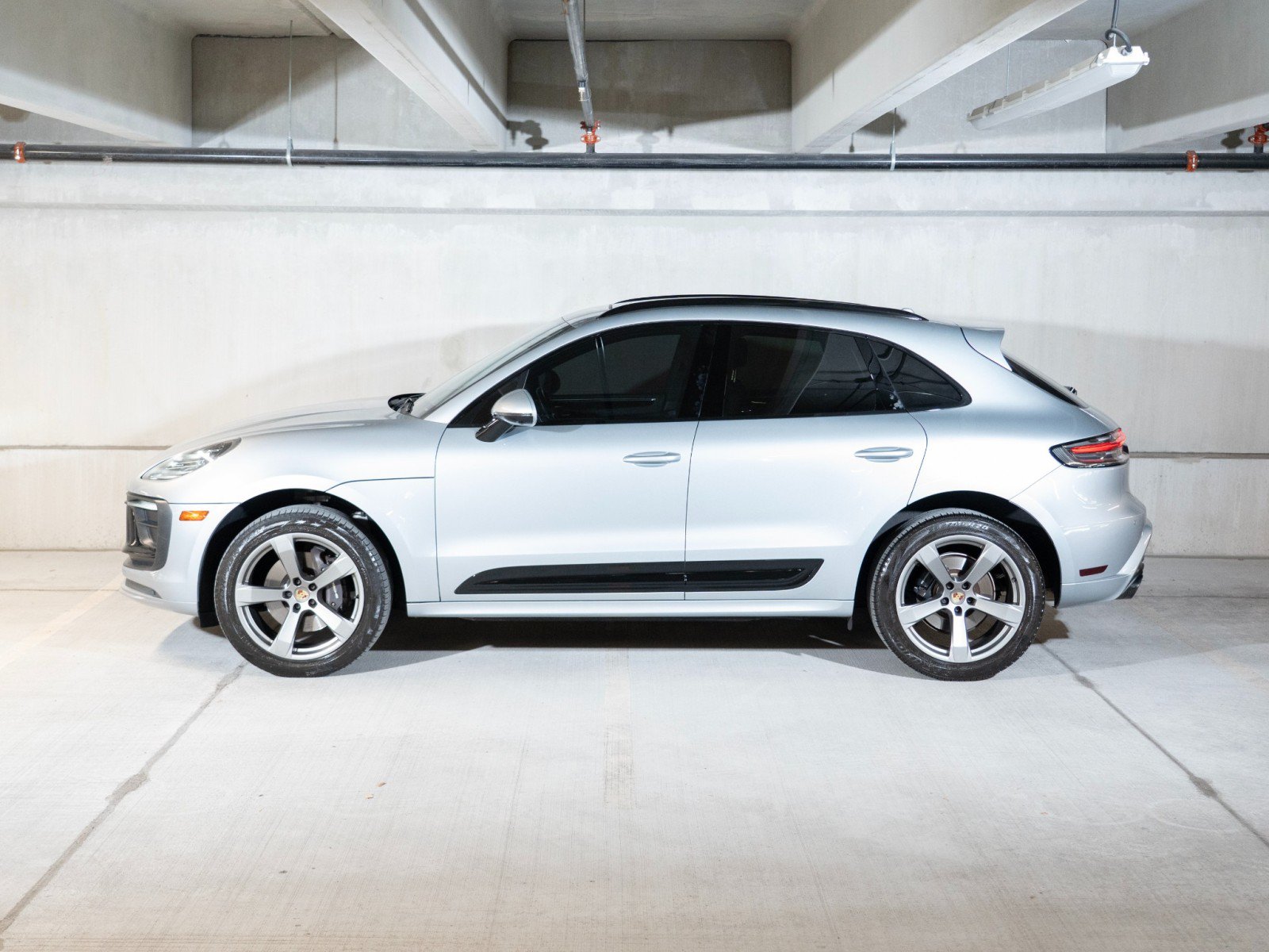 Certified 2023 Porsche Macan AWD/4WD image 2