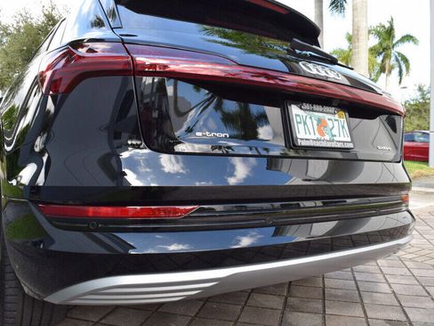 Used 2022 Audi e-tron Premium image 19