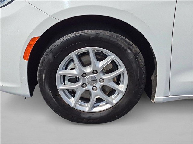 Used 2021 Chrysler Pacifica Touring-L FWD image 23