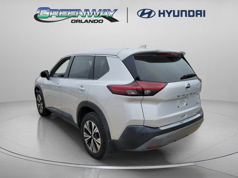 Used 2021 Nissan Rogue SV image 3