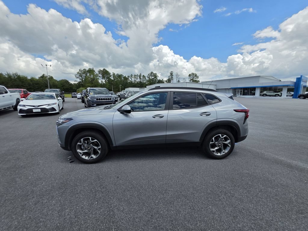 Used 2025 Chevrolet Trax LT FWD image 3