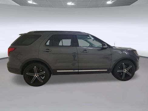 Used 2018 Ford Explorer XLT w/ Equipment Group 202A FWD image 6