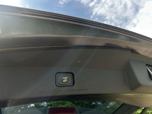 Used 2018 Ford Explorer XLT w/ Equipment Group 202A AWD/4WD image 13