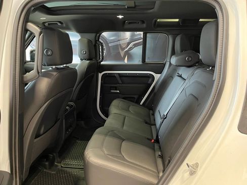 Used 2025 Land Rover Defender 110 X-Dynamic SE image 21