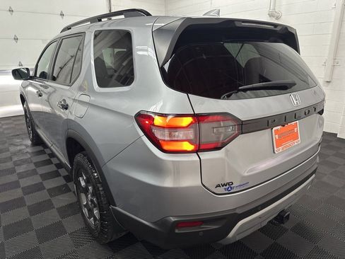 Used 2025 Honda Pilot TrailSport image 8