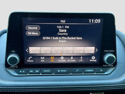 Used 2023 Nissan Rogue SV image 11