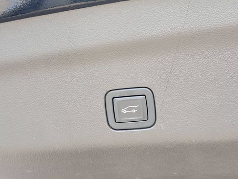 Used 2024 Chevrolet Suburban LT RWD image 13