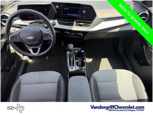 Used 2025 Chevrolet Trax LT w/ LT Convenience Package FWD image 10