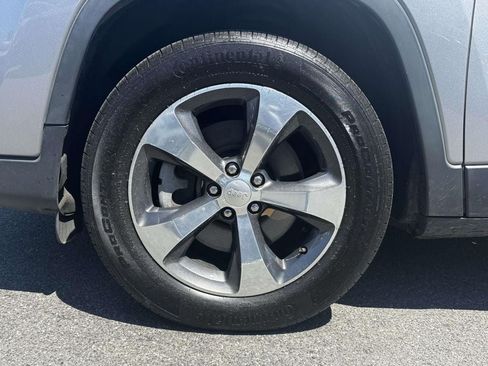 Used 2019 Jeep Cherokee Limited AWD/4WD image 9