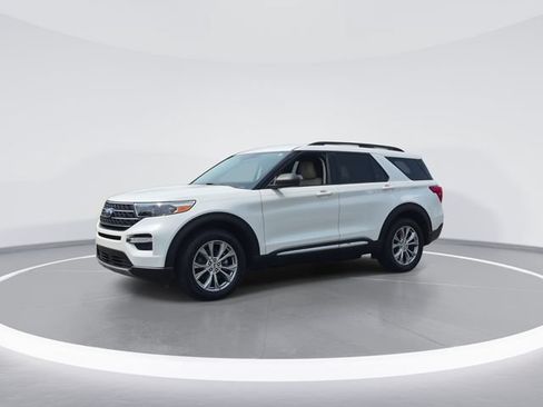 Used 2020 Ford Explorer XLT w/ Equipment Group 202A AWD/4WD image 4