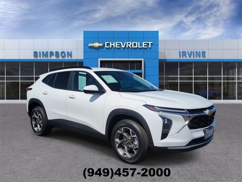 Used 2025 Chevrolet Trax LT w/ Driver Confidence Package image 2