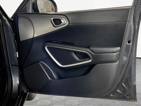 Used 2025 Kia Soul LX w/ LX Technology Package FWD image 25