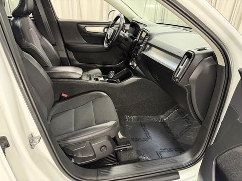 Used 2020 Volvo XC40 T5 Momentum w/ Premium Package image 7