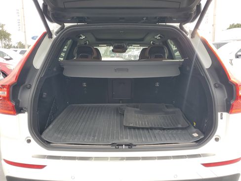 Used 2019 Volvo XC60 T5 Momentum w/ Multimedia Package image 11