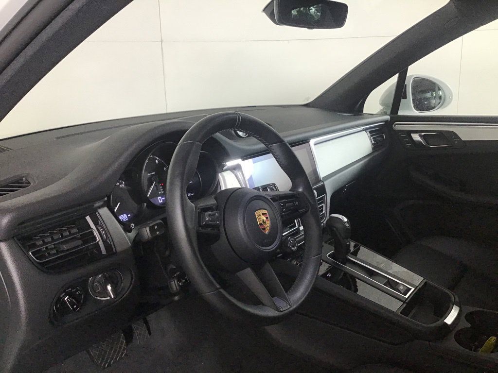Certified 2026 Porsche Macan AWD/4WD image 4
