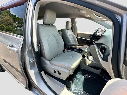 Used 2017 Chrysler Pacifica Touring-L Plus w/ Advanced Safetytec Group FWD image 29