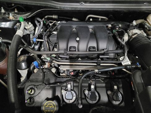 Used 2019 Ford Explorer XLT w/ Equipment Group 202A AWD/4WD image 30