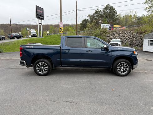 Used 2022 Chevrolet Silverado 1500 LT AWD/4WD image 6