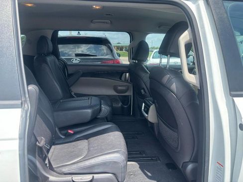 Used 2025 Kia Carnival FWD image 12
