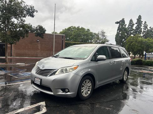 Used 2012 Toyota Sienna XLE image 22