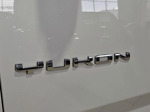 Used 2023 GMC Yukon SLT w/ SLT Luxury Package image 11