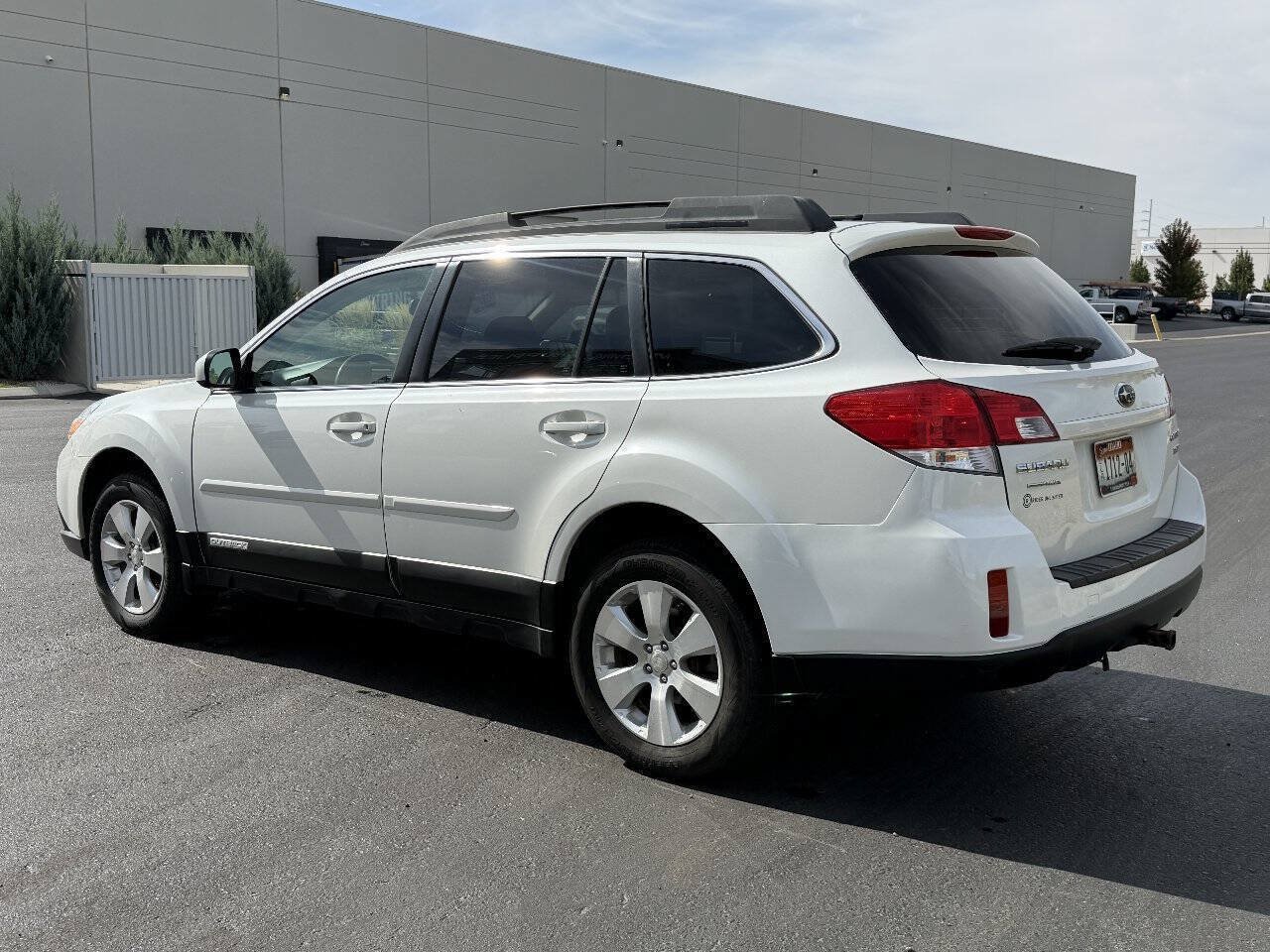 Used 2010 Subaru Outback 3.6R Limited AWD/4WD image 8