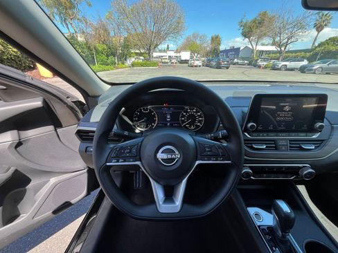 Used 2025 Nissan Altima 2.5 SV image 34