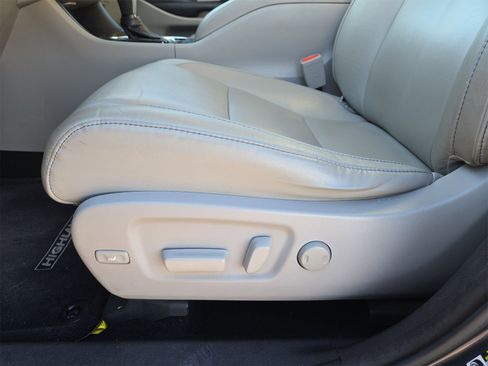 Used 2018 Toyota Highlander XLE image 17