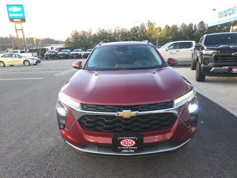 Used 2025 Chevrolet Trax LT image 2