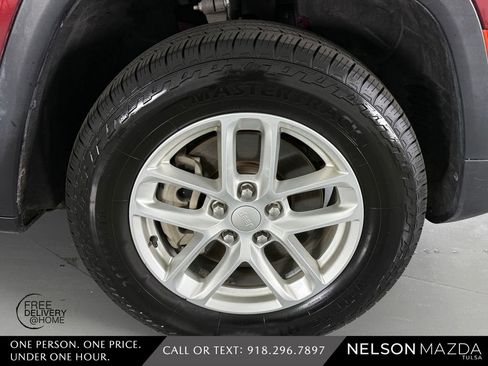 Used 2023 Jeep Grand Cherokee L Laredo image 14