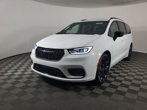 New 2026 Chrysler Pacifica Limited image 8